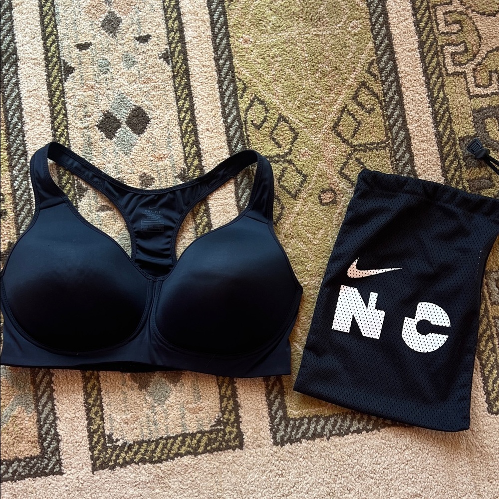 Nike Women's Black Sports Bra - 36D with Mesh Wash Bag